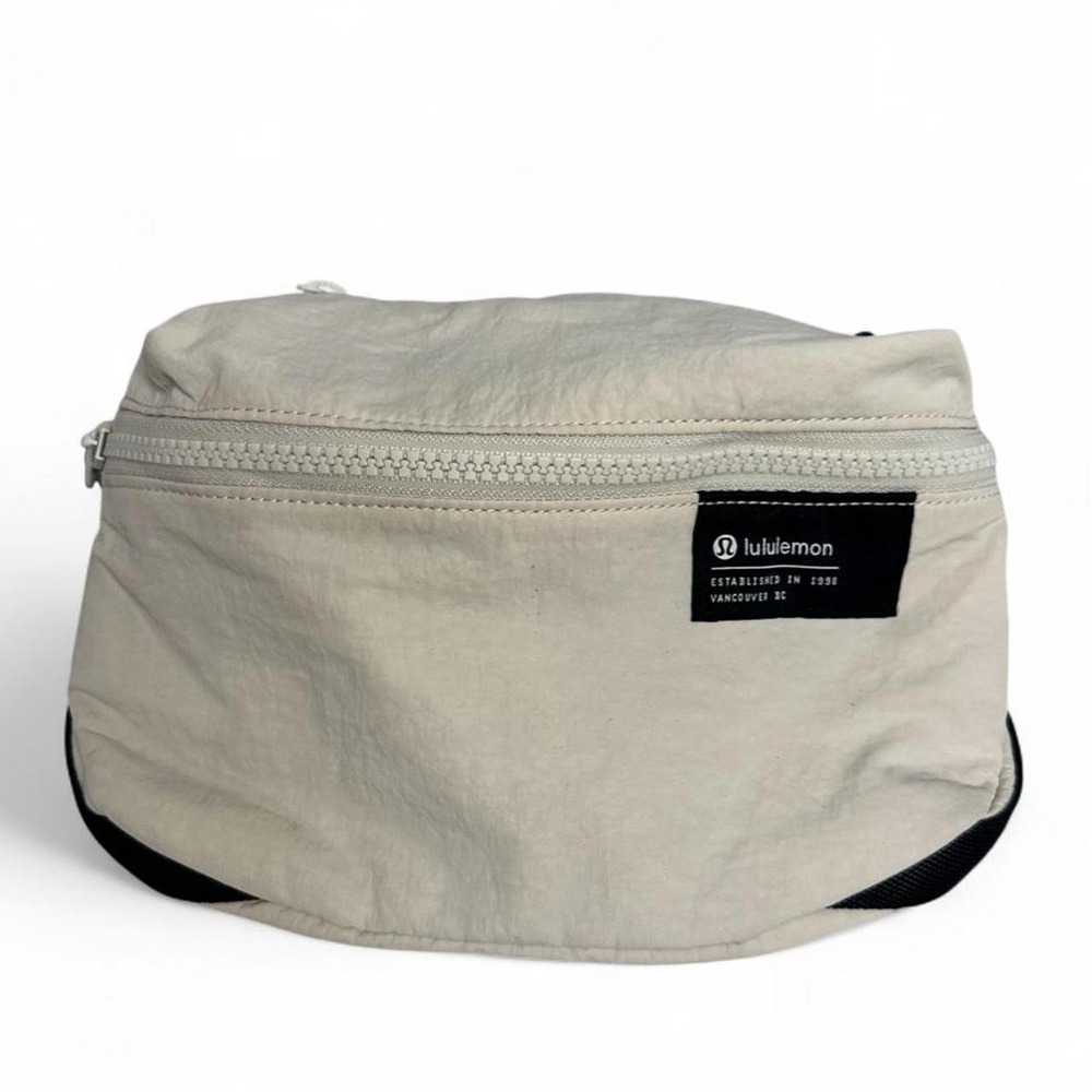 Lululemon white waist bag/ fanny pack